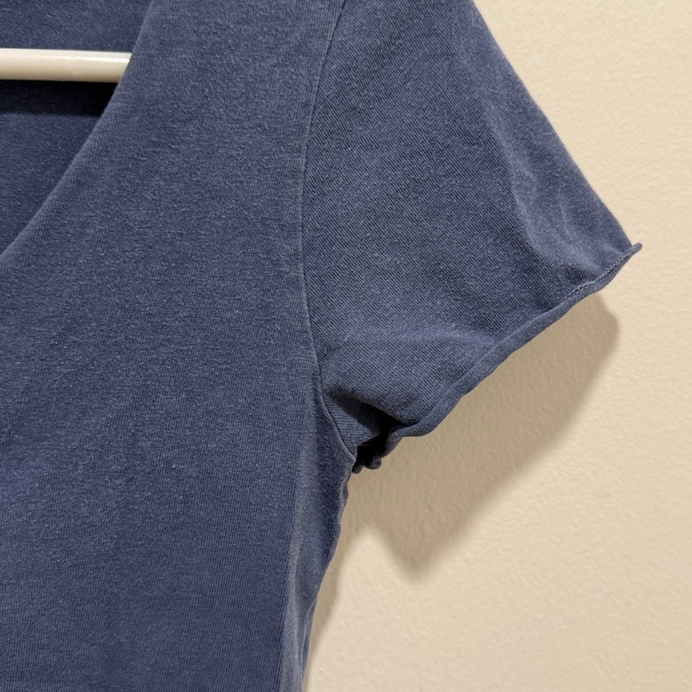 Brandy Melville Navy Gathered V-Neck Crop Tee - Picture 4 of 5